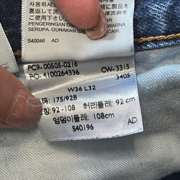 Classic Blue Levi’s Denim Jeans - Picture 3 of 6